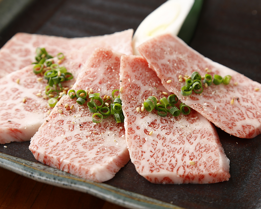 niku_yansando's tweet photo. 焼肉陽山道パルコヤ上野店限定でお肉・ご飯・スープ・野菜・小鉢迄食の満足感を満たす御膳メニューをご提供しております！
 「焼肉だけじゃない。満足をひと膳に」 
【人気御膳】和牛カルビ焼肉重御膳その他様々な御膳がございます。ぜひご来店下さい🙏
 https://t.co/TrKZpSdEGZ 
#陽山道 #焼肉 #上野 https://t.co/FBNI5Gz6cs