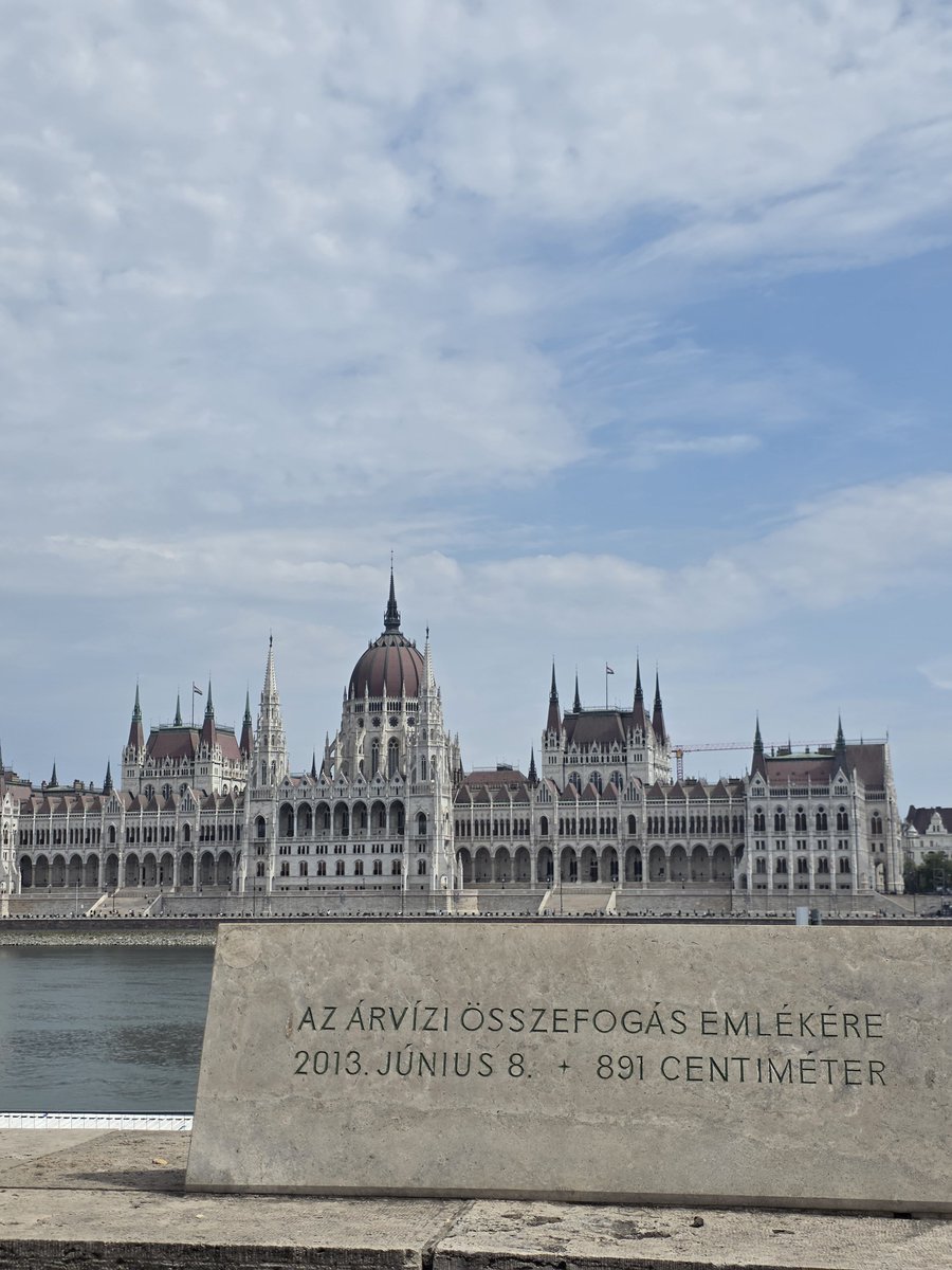 Aliathna's tweet photo. Caminando por Budapest me encontré con dos señoras whitexicans.
¿Quien diría que un "mi empresa me trae y me deja pedir los boletos para cuando yo quiera" impresiona hasta gente que trabaja en OCESA y el SAT? https://t.co/oWgXPR4uPf