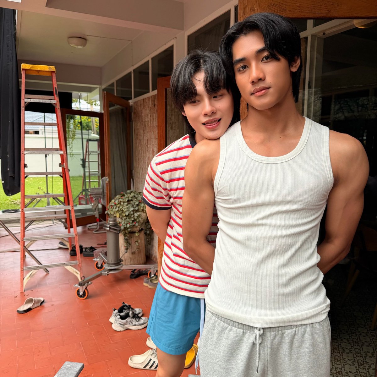 hubboyslove's tweet photo. A MELANINA PERFEITA! Novas fotos de Namna e PK nos bastidores do novo BL tailandês, #OopsMysteriousSounds.

Duang odeia Jin, um jogador de futebol. Porém, quando precisa fingir um namoro, é o nome dele que lhe vem à mente. Agora, os dois precisam sustentar essa mentira. https://t.co/ZT32b3vK38