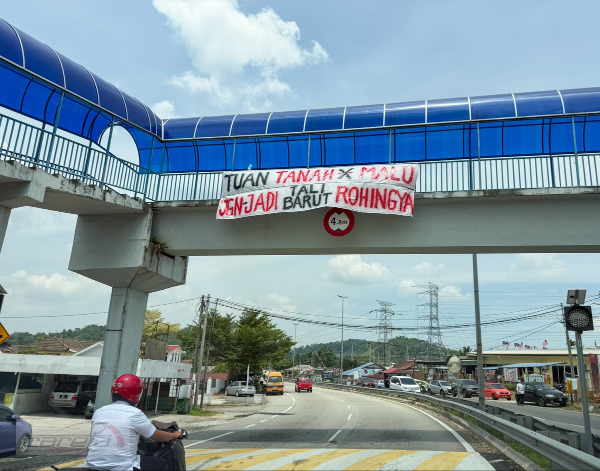 HezeriSamsuri's tweet photo. Kat Kampung Datok Abu Bakar Baginda, tepi gate 1 Putrajaya.

Apa kes ni bang? https://t.co/kZu13zh0hk