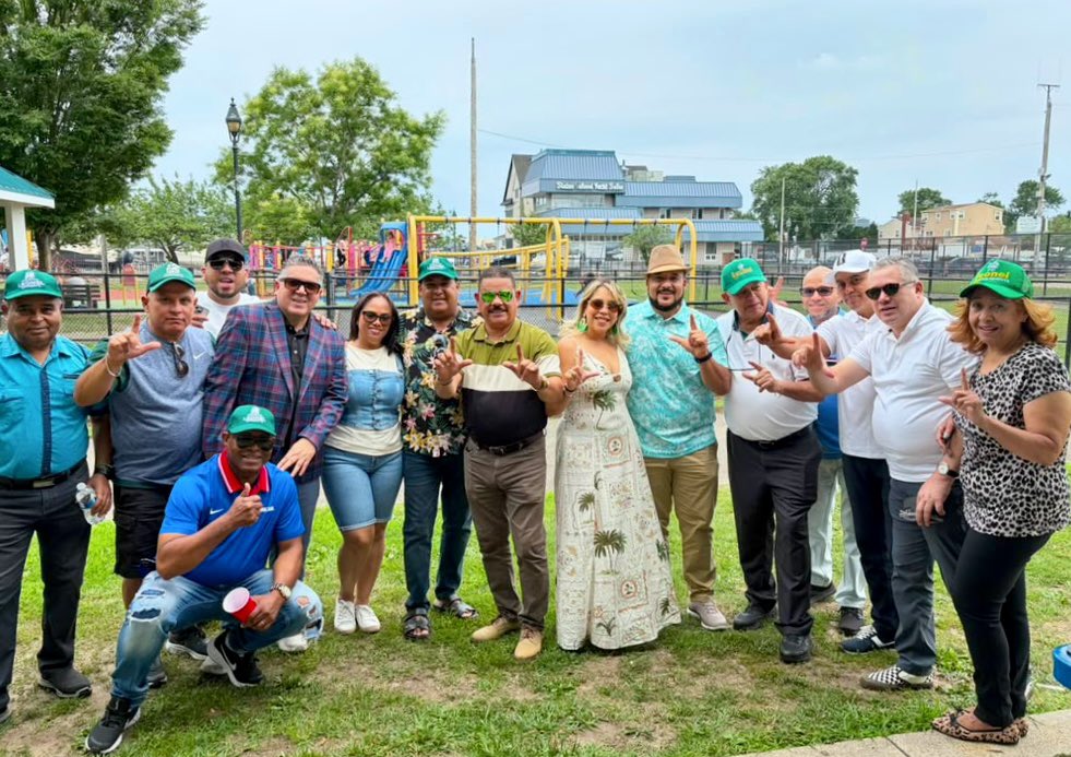 REDSOCIALTV1's tweet photo. Fuerza del Pueblo consolida su estructura en Long Island y fortalece su presencia en Nueva York

La Fuerza del Pueblo continúa avanzando en su proceso de crecimiento, organización y consolidación política en el Estado de Nueva York, fortaleciendo sus estructuras territoriales y promoviendo una mayor integración entre dirigentes, miembros y simpatizantes de la organización.

Como parte de ese proceso, la dirección de la Fuerza del Pueblo en el Condado de Long Island celebró su tradicional encuentro con un BBQ, actividad que reunió a importantes dirigentes de diferentes estructuras del partido en un ambiente de confraternidad, unidad y compromiso político.

Las palabras centrales estuvieron a cargo de Víctor Acosta, presidente del Condado de Long Island, quien destacó el trabajo que viene desarrollándose para ampliar la presencia de la organización y continuar incorporando nuevas voluntades al proyecto político que encabeza el expresidente Leonel Fernández.

Durante la actividad también hicieron uso de la palabra Carlos Feliz, presidente de la Fuerza del Pueblo en el Estado de Nueva York; Hilario Taveras, encargado de Gestión Operativa del Estado; Alenny Grullat, vicepresidente de Long Island; Julio Solano, enlace del Condado de Long Island; Wellington Casanova, presidente del Condado de Manhattan; y Juana Lidia Perdomo, presidenta del Bronx Sur.

Los dirigentes coincidieron en la importancia de continuar fortaleciendo la organización desde sus estructuras de base, ampliar la presencia del partido en las comunidades y desarrollar un trabajo político permanente que permita conectar con la diáspora dominicana y canalizar sus principales aspiraciones.

Asimismo, estuvieron presentes Melvin Rosario, miembro de la Dirección Central y encargado de Tecnología del Estado de Nueva York; Riquelbin Pérez Nuez, encargado de la Juventud de Manhattan; Jesús Rosario, secretario general del Bronx Sur; Iván Canal, miembro de la Dirección Central; Simón Vélez, Cándido Acosta, Kilsia de Jesús y Lussy Durán, encargada de Comunicación de Long Island, así como César Pérez González, encargado de Comunicación del Condado de Manhattan, entre otros dirigentes, miembros y simpatizantes.

El encuentro también evidenció la coordinación existente entre las distintas estructuras territoriales de la Fuerza del Pueblo en Nueva York, que continúan desarrollando actividades de organización, afiliación, formación y acercamiento comunitario.

Los participantes reafirmaron su determinación de mantener al partido en las calles y en contacto permanente con la comunidad dominicana, especialmente con jóvenes, trabajadores, profesionales, comerciantes, empresarios y nuevos liderazgos interesados en participar activamente en la vida política de la República Dominicana.

La dirigencia sostuvo que el crecimiento de la Fuerza del Pueblo en el exterior constituye una pieza importante dentro del proceso de fortalecimiento nacional de la organización y de su preparación de cara a los próximos desafíos políticos y electorales.
