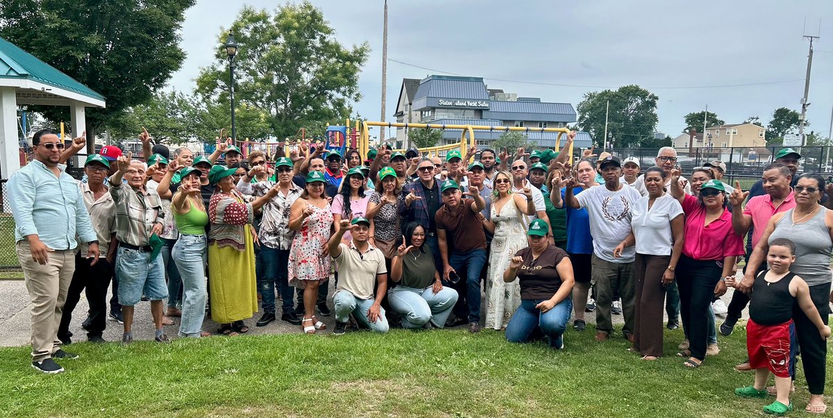 REDSOCIALTV1's tweet photo. Fuerza del Pueblo consolida su estructura en Long Island y fortalece su presencia en Nueva York

La Fuerza del Pueblo continúa avanzando en su proceso de crecimiento, organización y consolidación política en el Estado de Nueva York, fortaleciendo sus estructuras territoriales y promoviendo una mayor integración entre dirigentes, miembros y simpatizantes de la organización.

Como parte de ese proceso, la dirección de la Fuerza del Pueblo en el Condado de Long Island celebró su tradicional encuentro con un BBQ, actividad que reunió a importantes dirigentes de diferentes estructuras del partido en un ambiente de confraternidad, unidad y compromiso político.

Las palabras centrales estuvieron a cargo de Víctor Acosta, presidente del Condado de Long Island, quien destacó el trabajo que viene desarrollándose para ampliar la presencia de la organización y continuar incorporando nuevas voluntades al proyecto político que encabeza el expresidente Leonel Fernández.

Durante la actividad también hicieron uso de la palabra Carlos Feliz, presidente de la Fuerza del Pueblo en el Estado de Nueva York; Hilario Taveras, encargado de Gestión Operativa del Estado; Alenny Grullat, vicepresidente de Long Island; Julio Solano, enlace del Condado de Long Island; Wellington Casanova, presidente del Condado de Manhattan; y Juana Lidia Perdomo, presidenta del Bronx Sur.

Los dirigentes coincidieron en la importancia de continuar fortaleciendo la organización desde sus estructuras de base, ampliar la presencia del partido en las comunidades y desarrollar un trabajo político permanente que permita conectar con la diáspora dominicana y canalizar sus principales aspiraciones.

Asimismo, estuvieron presentes Melvin Rosario, miembro de la Dirección Central y encargado de Tecnología del Estado de Nueva York; Riquelbin Pérez Nuez, encargado de la Juventud de Manhattan; Jesús Rosario, secretario general del Bronx Sur; Iván Canal, miembro de la Dirección Central; Simón Vélez, Cándido Acosta, Kilsia de Jesús y Lussy Durán, encargada de Comunicación de Long Island, así como César Pérez González, encargado de Comunicación del Condado de Manhattan, entre otros dirigentes, miembros y simpatizantes.

El encuentro también evidenció la coordinación existente entre las distintas estructuras territoriales de la Fuerza del Pueblo en Nueva York, que continúan desarrollando actividades de organización, afiliación, formación y acercamiento comunitario.

Los participantes reafirmaron su determinación de mantener al partido en las calles y en contacto permanente con la comunidad dominicana, especialmente con jóvenes, trabajadores, profesionales, comerciantes, empresarios y nuevos liderazgos interesados en participar activamente en la vida política de la República Dominicana.

La dirigencia sostuvo que el crecimiento de la Fuerza del Pueblo en el exterior constituye una pieza importante dentro del proceso de fortalecimiento nacional de la organización y de su preparación de cara a los próximos desafíos políticos y electorales.
