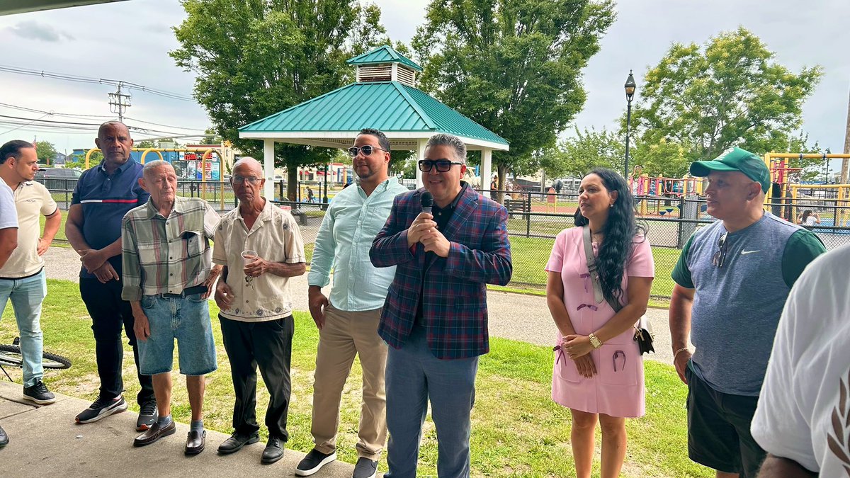 REDSOCIALTV1's tweet photo. Fuerza del Pueblo consolida su estructura en Long Island y fortalece su presencia en Nueva York

La Fuerza del Pueblo continúa avanzando en su proceso de crecimiento, organización y consolidación política en el Estado de Nueva York, fortaleciendo sus estructuras territoriales y promoviendo una mayor integración entre dirigentes, miembros y simpatizantes de la organización.

Como parte de ese proceso, la dirección de la Fuerza del Pueblo en el Condado de Long Island celebró su tradicional encuentro con un BBQ, actividad que reunió a importantes dirigentes de diferentes estructuras del partido en un ambiente de confraternidad, unidad y compromiso político.

Las palabras centrales estuvieron a cargo de Víctor Acosta, presidente del Condado de Long Island, quien destacó el trabajo que viene desarrollándose para ampliar la presencia de la organización y continuar incorporando nuevas voluntades al proyecto político que encabeza el expresidente Leonel Fernández.

Durante la actividad también hicieron uso de la palabra Carlos Feliz, presidente de la Fuerza del Pueblo en el Estado de Nueva York; Hilario Taveras, encargado de Gestión Operativa del Estado; Alenny Grullat, vicepresidente de Long Island; Julio Solano, enlace del Condado de Long Island; Wellington Casanova, presidente del Condado de Manhattan; y Juana Lidia Perdomo, presidenta del Bronx Sur.

Los dirigentes coincidieron en la importancia de continuar fortaleciendo la organización desde sus estructuras de base, ampliar la presencia del partido en las comunidades y desarrollar un trabajo político permanente que permita conectar con la diáspora dominicana y canalizar sus principales aspiraciones.

Asimismo, estuvieron presentes Melvin Rosario, miembro de la Dirección Central y encargado de Tecnología del Estado de Nueva York; Riquelbin Pérez Nuez, encargado de la Juventud de Manhattan; Jesús Rosario, secretario general del Bronx Sur; Iván Canal, miembro de la Dirección Central; Simón Vélez, Cándido Acosta, Kilsia de Jesús y Lussy Durán, encargada de Comunicación de Long Island, así como César Pérez González, encargado de Comunicación del Condado de Manhattan, entre otros dirigentes, miembros y simpatizantes.

El encuentro también evidenció la coordinación existente entre las distintas estructuras territoriales de la Fuerza del Pueblo en Nueva York, que continúan desarrollando actividades de organización, afiliación, formación y acercamiento comunitario.

Los participantes reafirmaron su determinación de mantener al partido en las calles y en contacto permanente con la comunidad dominicana, especialmente con jóvenes, trabajadores, profesionales, comerciantes, empresarios y nuevos liderazgos interesados en participar activamente en la vida política de la República Dominicana.

La dirigencia sostuvo que el crecimiento de la Fuerza del Pueblo en el exterior constituye una pieza importante dentro del proceso de fortalecimiento nacional de la organización y de su preparación de cara a los próximos desafíos políticos y electorales.