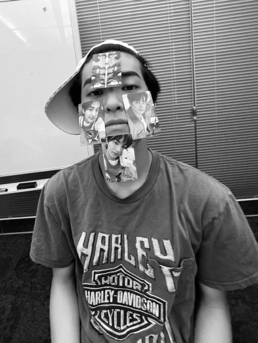 Keozho's tweet photo. Yang mau freebies special hari debutku yang ke-365 ping aja https://t.co/osjB9b7ncn