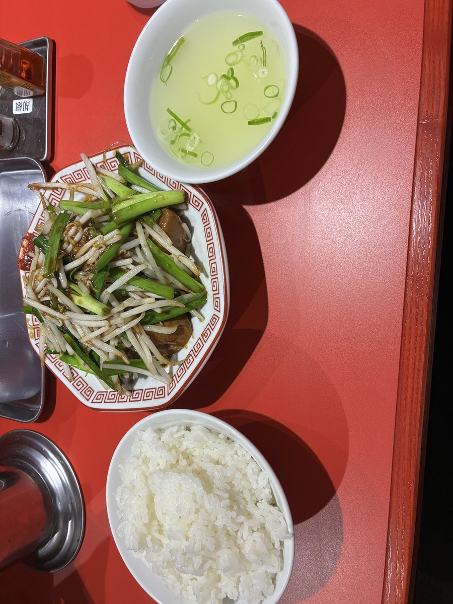 managuma76's tweet photo. 今日食べたレバニラ炒め定食レバーあんまり得意じゃない自分でも食べれました。渋谷です。オススメです
そしてこの絵はなんでしょう？
🎣⛓️🧳🛹 https://t.co/9CzSa83kni