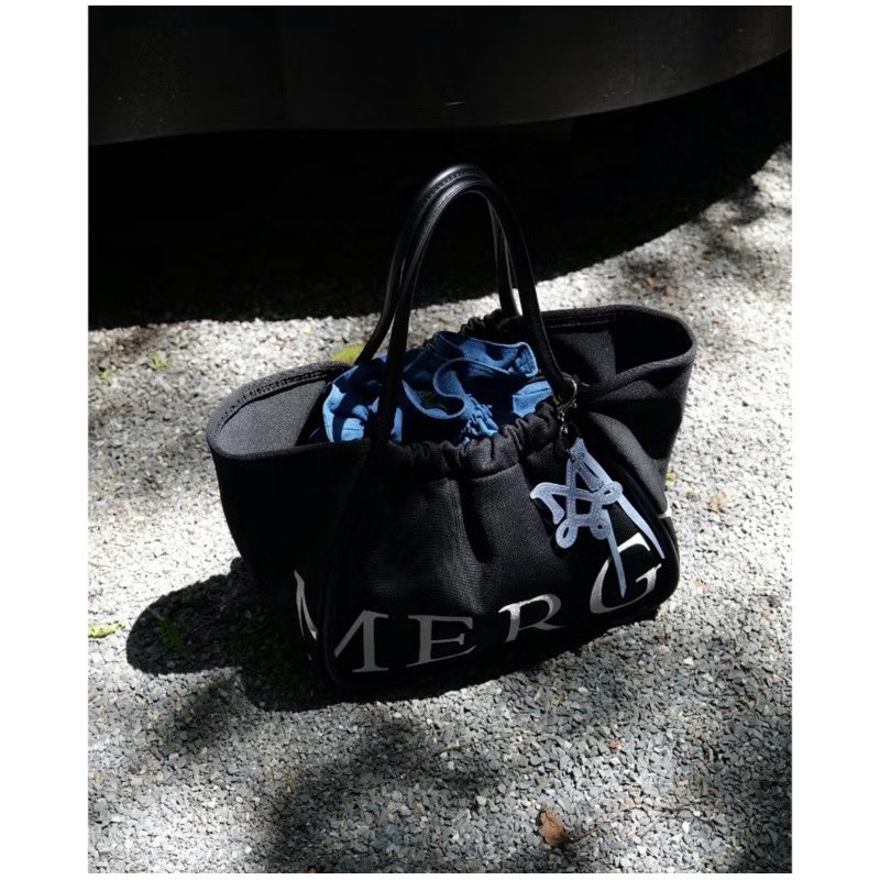 jayparkjayu's tweet photo. ส่งต่อกระเป๋า Merge A Day Bag ใบใหญ่ ❗️
สีดำ
สภาพใหม่ ยังไม่เคยใช้เลย เอาออกมาแกะดู
ราคา 1990 บาท (ลดราคา)

สนใจ dm ได้เลยค่า

#ส่งต่อmerge #mergeadaybag #merge #ส่งต่อกระเป๋าmerge https://t.co/HkK6GNz51j