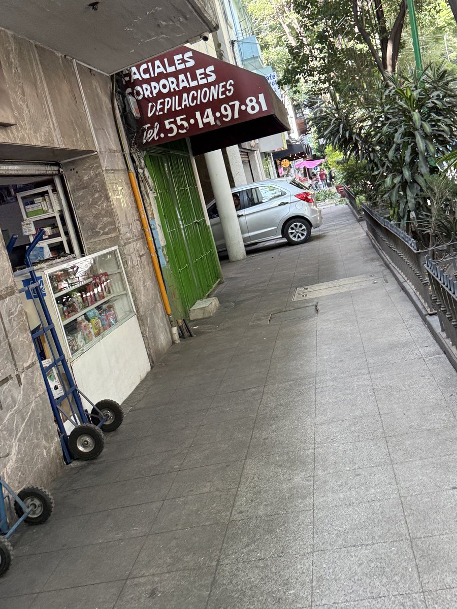 alevzz94's tweet photo. Auto sobre banqueta en calle LONDRES #198 col. Juárez
@UCS_GCDMX @OVIALCDMX @AlcCuauhtemocMx https://t.co/Thi03DK7nf