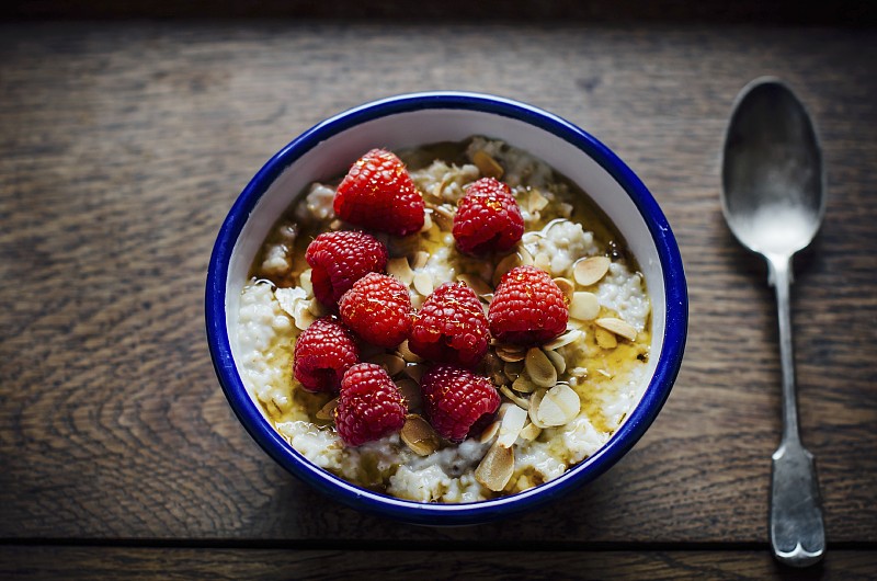 NiaSmithinal's tweet photo. Just finished making warm oatmeal with dried cranberries and watched the autumn leaves drift past the window—slow Sundays hit different. https://t.co/OQ7P3EPB7q