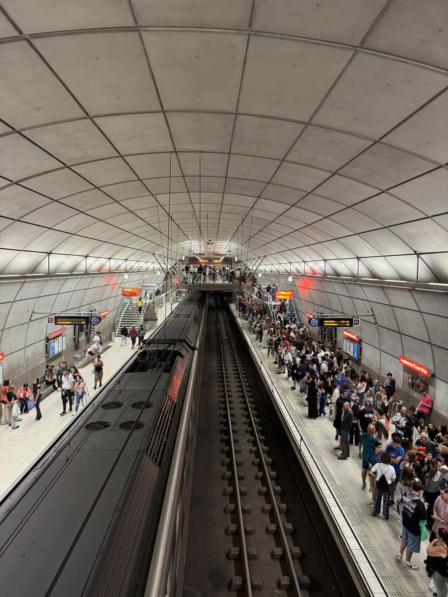 Gon_753's tweet photo. Este sábado empieza Aste Nagusia y al igual que otros años, ocurre algo de que pocas ciudades pueden presumir, transporte público las 24h del día. Más de 200h de servicio continuo, para que miles de personas puedan disfrutar de las fiestas sin necesidad de usar el coche. https://t.co/qABeRPaA9A