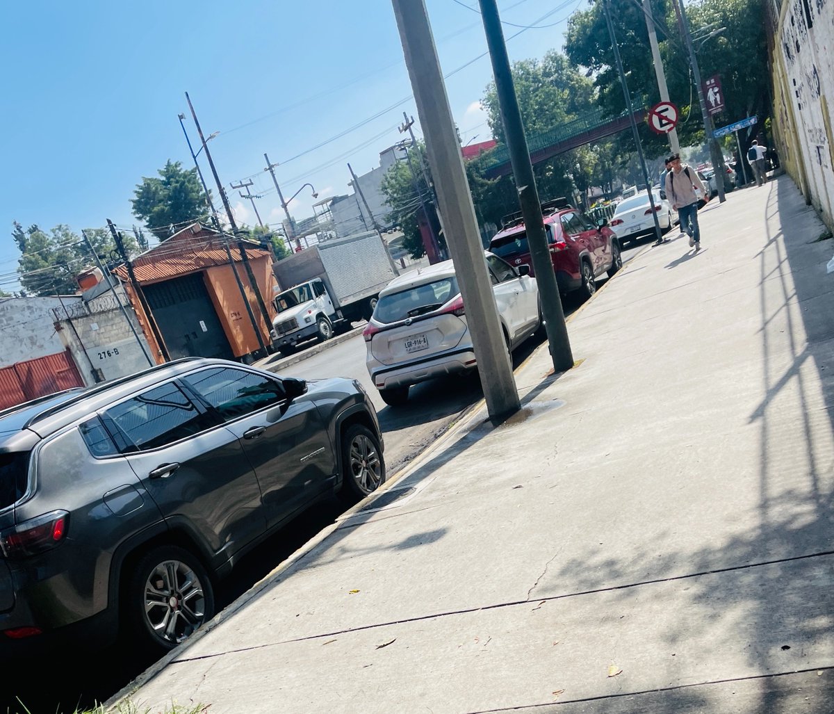 Estil0Chilango's tweet photo. @UCS_GCDMX @AzcapotzalcoMx Por favor nos apoyan con los autos que están estacionados en zonas de no estacionarse frente a la junta de conciliación y el ESIME Eje 4 Nte 311, Santo Tomas, #Azcapotzalco, 02020 https://t.co/NVLx6XUSbG