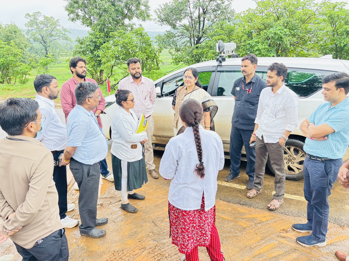bhartipardhimp's tweet photo. मेरे अपनों संग 

आज बिरसा विकासखंड के बिठली, बोदॉरी, कोरका, कूडेकसा एवं सोनगुडा व अन्य ग्रामों का दौरा कर बीमारी से प्रभावित क्षेत्रों की स्थिति का जायजा लिया, मरीजों से आत्मीयता से मुलाकात की और स्वास्थ्य व्यवस्थाओं की प्रत्यक्ष समीक्षा की।

जनता के बीच रहकर, समस्या को स्वयं समझना और समाधान तक निरंतर प्रयास करना - यही मेरी प्राथमिकता और जनप्रतिनिधि के रूप में मेरा संकल्प है।

हर प्रभावित परिवार को भरोसा दिलाया—आप अकेले नहीं हैं, आपकी सेवा और स्वास्थ्य के लिए हम पूरी प्रतिबद्धता से आपके साथ खड़े हैं। 

#बालाघाट #बिरसा #जनसेवा #भारतीपारधी #सेवाभाव #जनप्रतिनिधि
