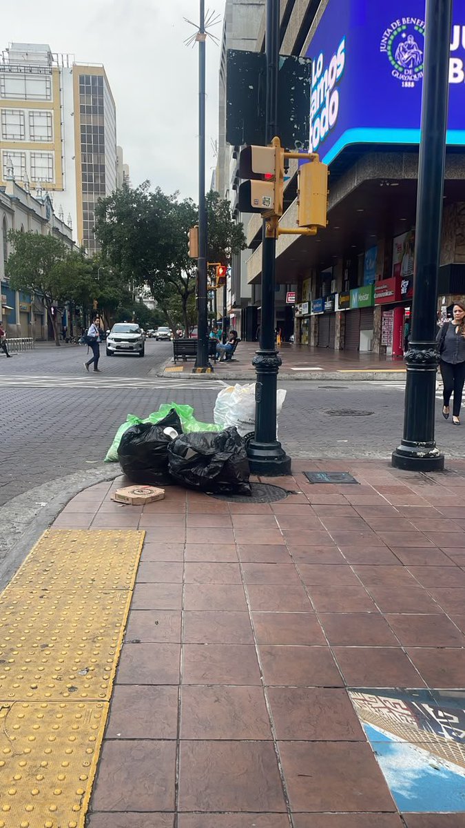 atenciongye's tweet photo. 9 de la mañana y las esquinas de la 9 de octubre llenas de basura, los de la alcaldía chimichurri dirán ahora que es culpa de la gente. #GuayaquilSinAlcalde https://t.co/eWTZ9wyHUi