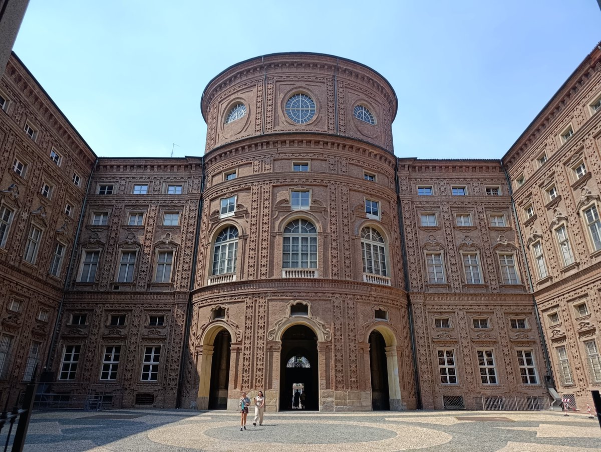 cismabrides's tweet photo. Los frikis del barroco sabemos que Palazzo Carignano es una obra maestra de Guarini y todos tenemos en mente la fachada. Os aconsejo que hagáis la visita guiada al Appartamento dei Principi. No se ve mucho, pero en el siguiente tuit tenéis el motivo para que no os lo perdáis.▶️ https://t.co/i2cPs06gNu