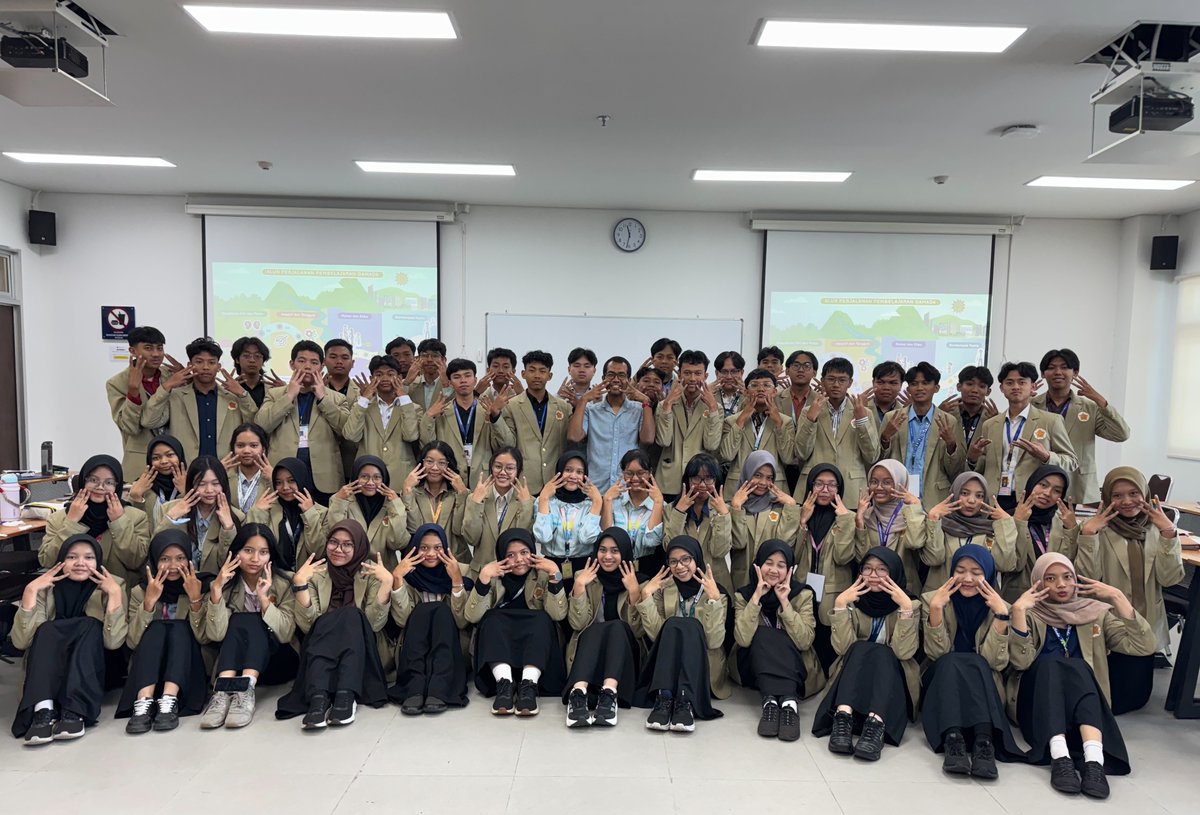 thorougely's tweet photo. makasih yaa udah jadi rumah pertama buat aku di ugm, terlalu nyaman sampe pengen kuliah bareng kalian aja :–) roosseno 3 selamanya beneran ya <3 https://t.co/rTpAFBg1R6