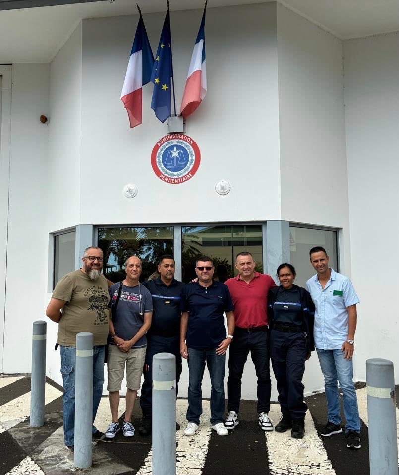 SyndFoJustice's tweet photo. Une délégation nationale et régionale FO Justice est actuellement en déplacement à La Réunion, avant de poursuivre sa mission à Mayotte.

Première étape ce matin au centre pénitentiaire de Saint-Denis (Domenjod), avec un échange consacré à la restauration en présence du responsable hôtellerie de Sodexo Justice.

La délégation, accompagnée du secrétaire général adjoint FO Justice chargé de l’Action sociale, est ensuite allée à la rencontre de l’ensemble des personnels pour écouter leurs préoccupations, échanger sur leurs conditions de travail et les informer sur leurs droits et les dispositifs d’action sociale dont ils peuvent bénéficier.

FO Justice, présente sur le terrain et au plus près des agents !