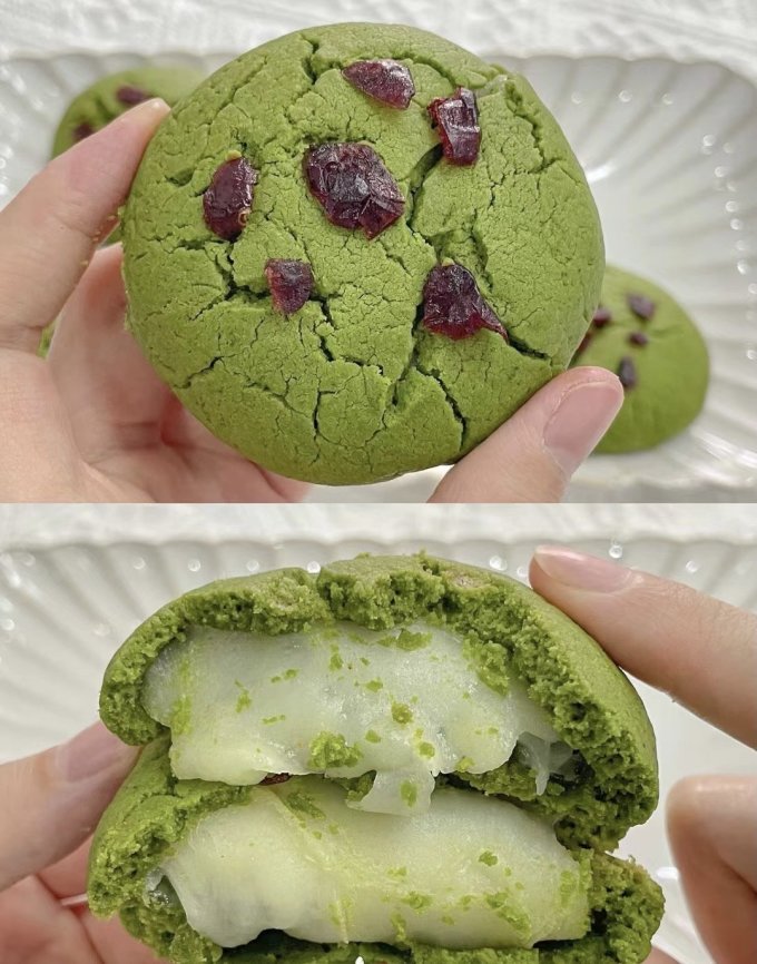 swifteraleyna's tweet photo. [Just shared a bag of matcha white chocolate cookies with my deskmate—best midday pick-me-up ever! ]， https://t.co/DV0F3EjqTL