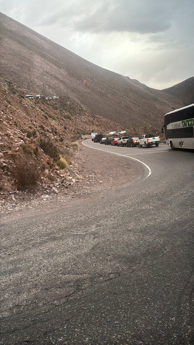 agmoretti's tweet photo. @sseguridadvial Accidente en la Cuesta de Lipán: Un automóvil cayó por el barranco en una curva cerrada.
El tránsito está cortado hace 2 horas. https://t.co/84zkfaJ0Qq