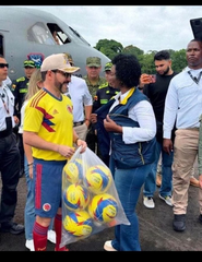SonPolemicas's tweet photo. En la primera semana del terremoto en Venezuela, el Gobierno Chavista entregó 400 nuevas viviendas a las familias damnificadas.
En Colombia, el gobierno de derecha le entregó balones de fútbol a los damnificados por el terremoto.
Comparen. https://t.co/LBQtHK9SEu