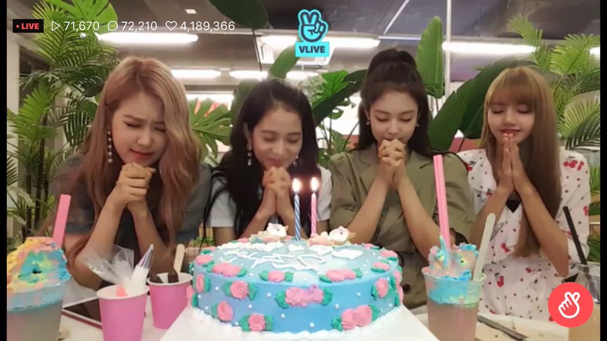 Hope_aceasa's tweet photo. @starfess Buat kka2,cuma mau info ya.
BM di foto ini waktu anniv ke-2,takut di saltyin karna "lebih" di rayain YG.
Abang2nya juga waktu anniv ke-2 juga di dekor kok.
Kalo kka cewenya emang dari anniv ke-2,ke-3 ga ada dekor2an. https://t.co/mjjbnprh2E