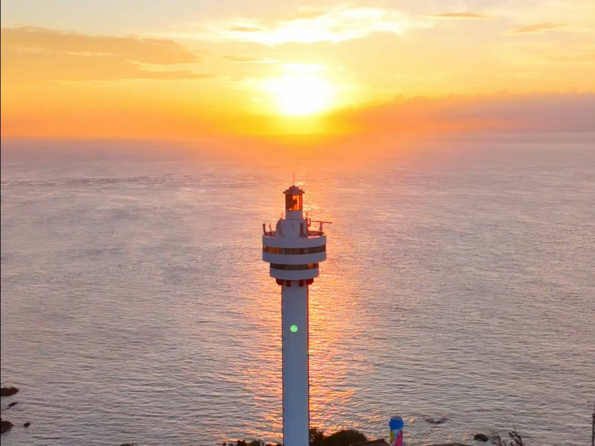 ShantellLol0xs's tweet photo. Just wrapped up a quick day trip to the coastal lighthouse—sunset hits different over the ocean, no filter needed! https://t.co/KFy8dAIwaS