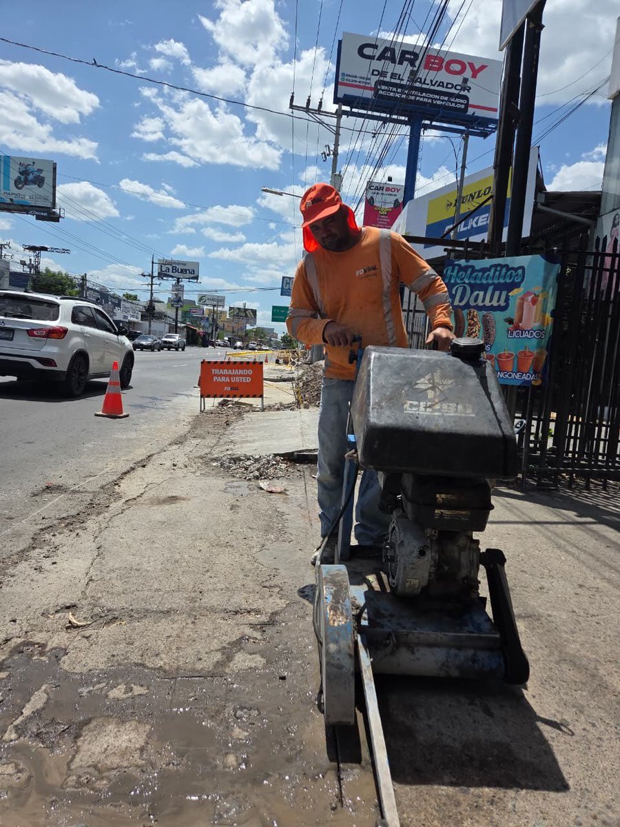 elsalvador's tweet photo. #DePaís El personal del @FOVIALITO trabaja para mejorar el sistema de drenajes de la avenida Roosevelt, en San Miguel. 📸 Cortesía. https://t.co/TYQQr7HHr3