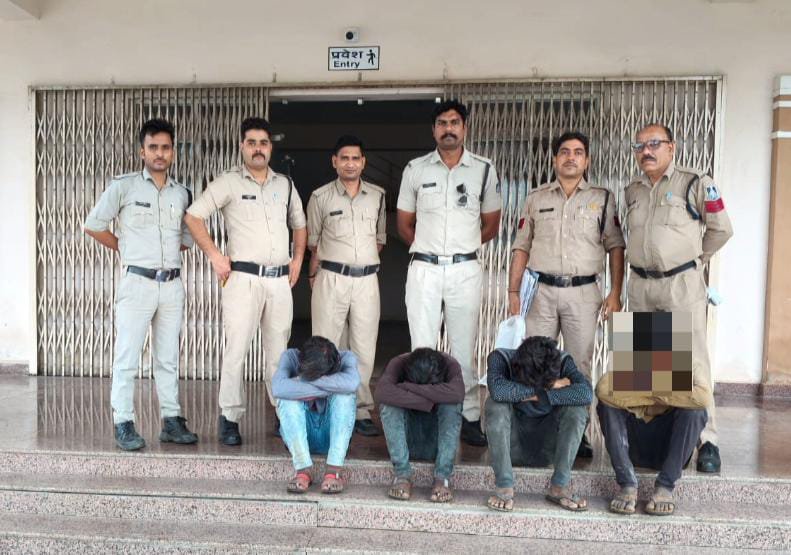 sp_vidisha's tweet photo. गंजबासौदा शहर पुलिस ने चोरी के प्रकरण में त्वरित कार्रवाई करते हुए 4 नकबजनों को गिरफ्तार किया। आरोपियों के कब्जे से चोरी की गई दो मोटर एवं बारदाना, कुल कीमत करीब ₹2.20 लाख का मशरूका बरामद किया गया।
#MPPolice #VidishaPolice
#CrimeFreeMP #PoliceAction https://t.co/3VLFwKw5EQ