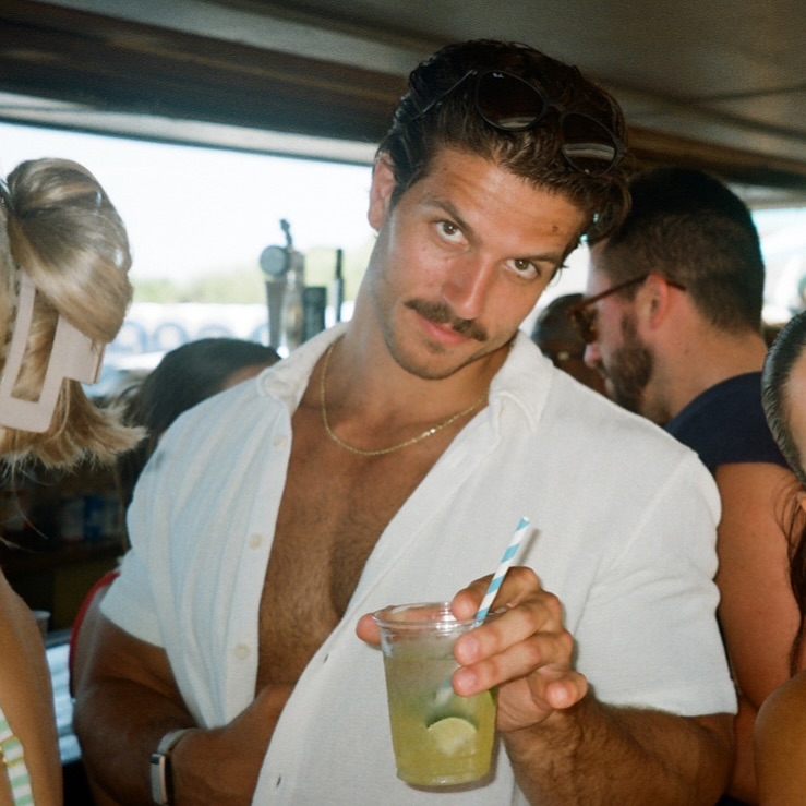 austingreto's tweet photo. Here’s a cheers to 2024 🥂 . I have the best friends and family in the world.

Time to make 2025 my bitch. ✍️ https://t.co/XedCRZ9ann