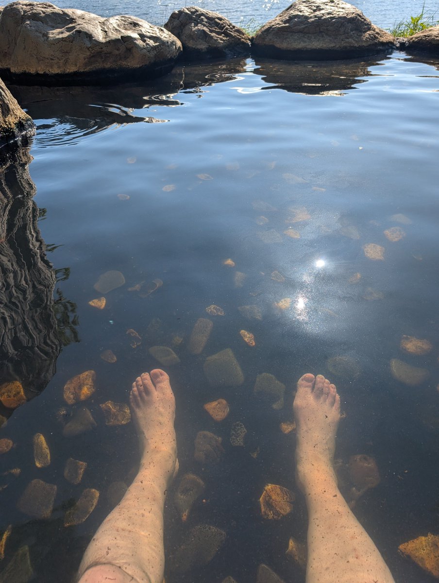 tohsan4's tweet photo. お泊りツーリング2日目
どうしても露天の温泉に入りたくて屈斜路湖に来ました
最初に行ったトコロはまるで公園にある池みたいなのでパス！
次のトコロはいい感じなのでようやく入りました
クッシーはいなかったわ😚

#露天風呂
#屈斜路湖
#コタン温泉
#クッシーはいなかった https://t.co/mOS29tlQvI