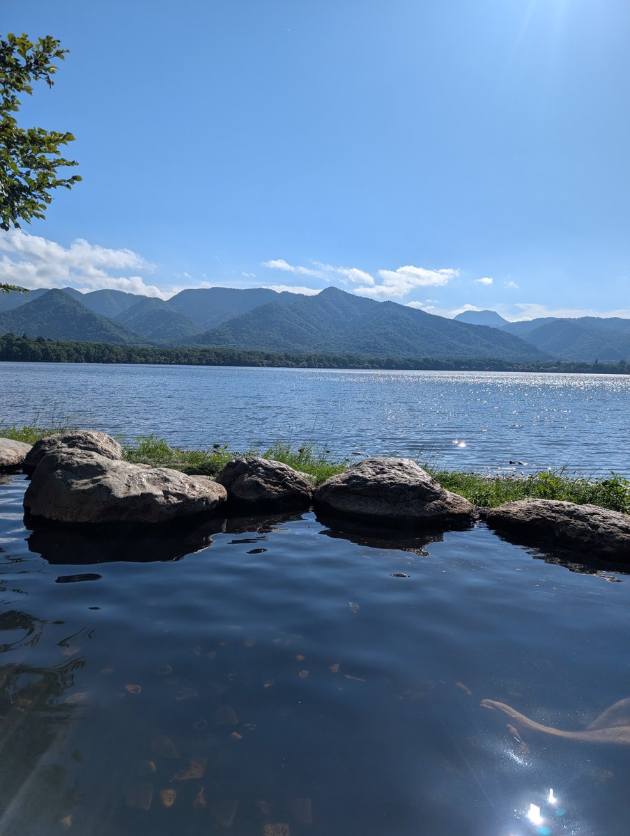 tohsan4's tweet photo. お泊りツーリング2日目
どうしても露天の温泉に入りたくて屈斜路湖に来ました
最初に行ったトコロはまるで公園にある池みたいなのでパス！
次のトコロはいい感じなのでようやく入りました
クッシーはいなかったわ😚

#露天風呂
#屈斜路湖
#コタン温泉
#クッシーはいなかった https://t.co/mOS29tlQvI