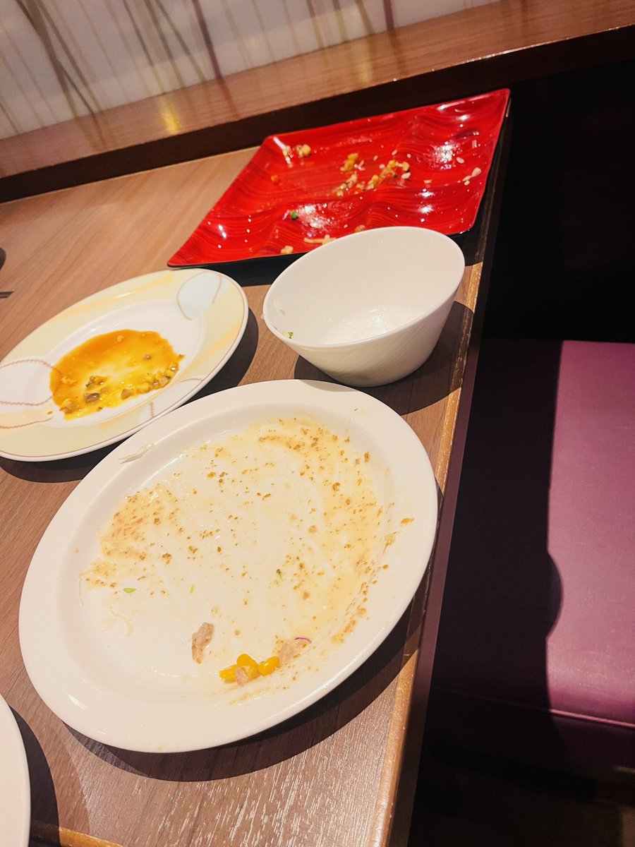 Tpoom7100's tweet photo. たまには普通のポストしないと怒ってるだけの人みたいになるので

この前ビュッフェに行ってきてたくさん食って満足したんだけど、その料理が乗っていた

皿です https://t.co/1WfvZUU638