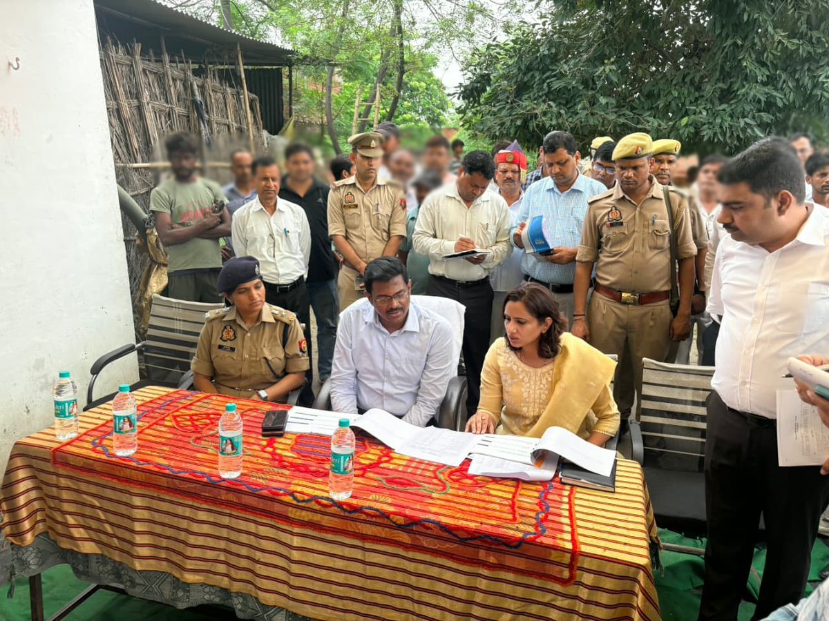 fatehgarhpolice's tweet photo. *आज दिनांक 17.08.2026 को कानपुर मण्डल आयुक्त श्री के. विजयेन्द्र पांडियन, जिलाधिकारी फर्रुखाबाद एवं पुलिस अधीक्षक फतेहगढ़ द्वारा थाना मऊदरवाजा क्षेत्रान्तर्गत बाढ़ प्रभावित ग्राम बिलावलपुर का भ्रमण कर प्रभावित लोगों से मुलाकात की गई तथा उन्हें राहत सामग्री वितरित की गई। अधिकारियों द्वारा राहत एवं बचाव व्यवस्थाओं का जायजा लेकर संबंधित को आवश्यक दिशा-निर्देश दिए गए।#Fatehgarhpolice*