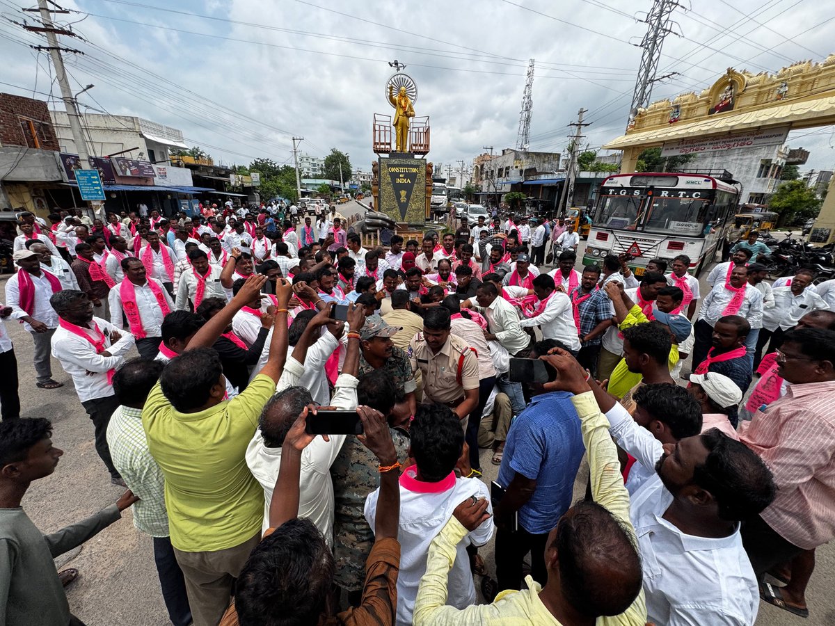 Koppulaeshwar1's tweet photo. బిఆర్ఎస్ పార్టీ వర్కింగ్ ప్రెసిడెంట్ @KTRBRS గారి పిలుపు మేరకు ధర్మపురి @BRSparty ఆధ్వర్యంలో ధర్మపురి పట్టణ కేంద్రంలో కళ్యాణ లక్ష్మీ, షాదీ ముబారక్ పథకం నిలిపివేసిన సందర్బంగా స్థానిక అంబేద్కర్ చౌరస్తా వద్ద రాస్తారోకో చేయడం జరిగింది.
@BRSHarish 
@TSwithKCR https://t.co/Mm1BQS9DCr