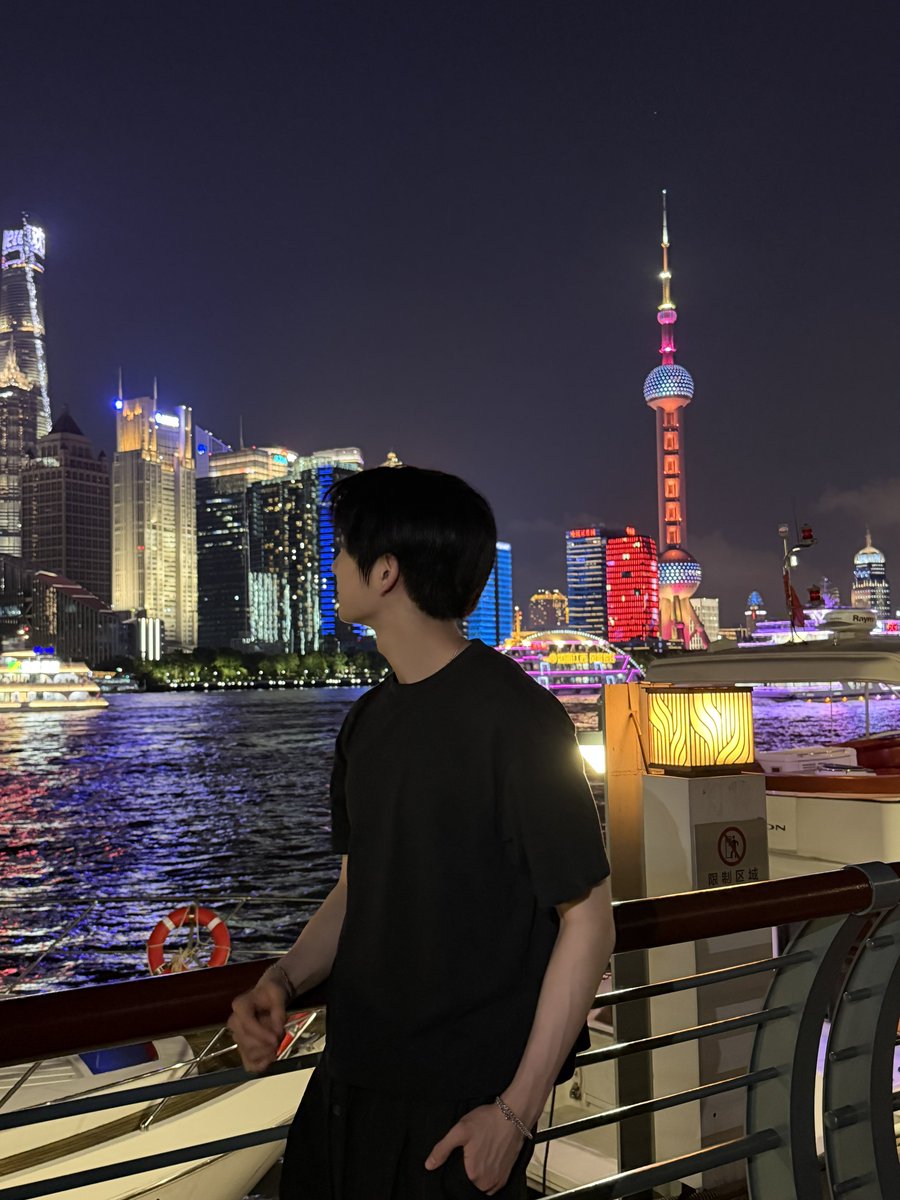 _AMPERSANDONE_'s tweet photo. Night sky in Shanghai 

#앰퍼샌드원 #AMPERSANDONE 
#카이렐 #KYRELL https://t.co/AmTShJjA4x
