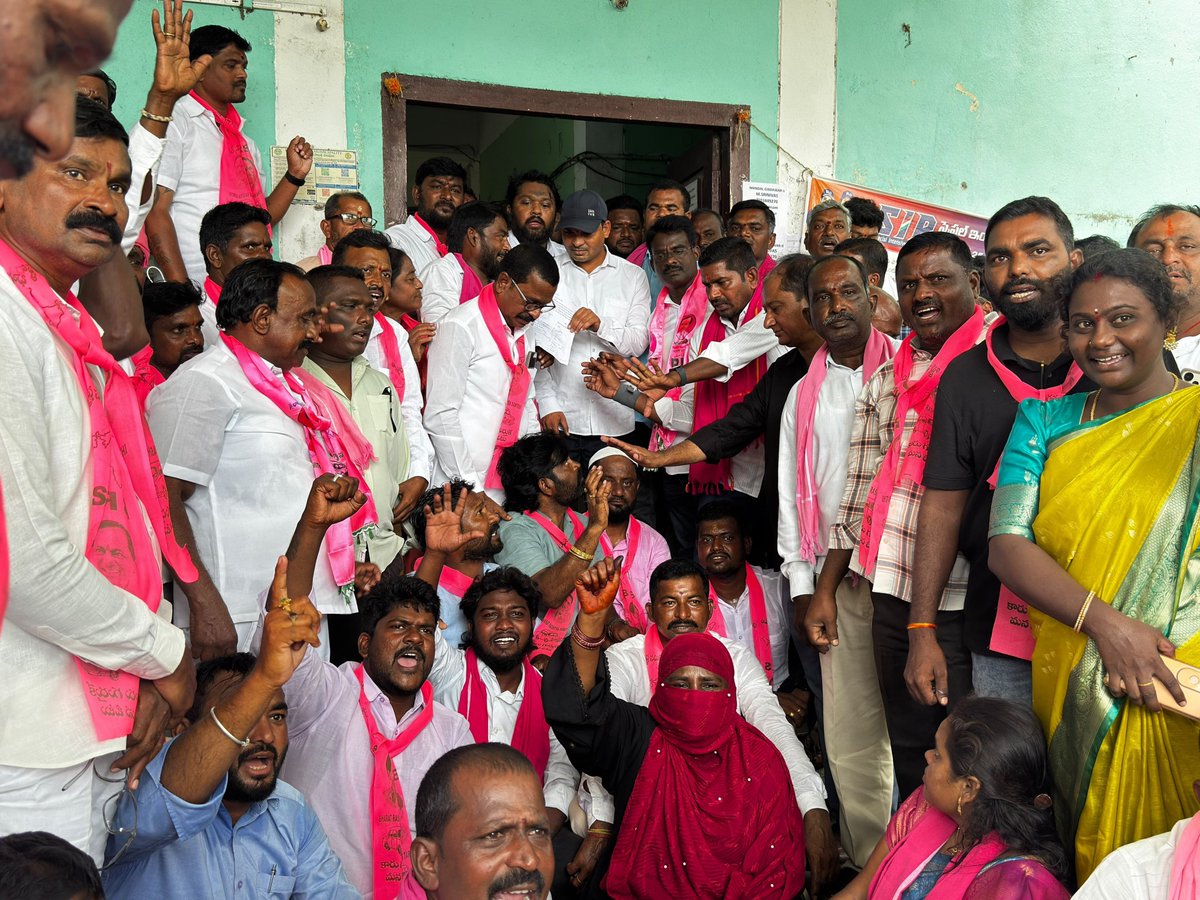 Koppulaeshwar1's tweet photo. బిఆర్ఎస్ పార్టీ వర్కింగ్ ప్రెసిడెంట్ @KTRBRS గారి పిలుపు మేరకు ధర్మపురి @BRSparty ఆధ్వర్యంలో ధర్మపురి పట్టణ కేంద్రంలో కళ్యాణ లక్ష్మీ, షాదీ ముబారక్ పథకం నిలిపివేసిన సందర్బంగా స్థానిక అంబేద్కర్ చౌరస్తా వద్ద రాస్తారోకో చేయడం జరిగింది.
@BRSHarish 
@TSwithKCR https://t.co/Mm1BQS9DCr