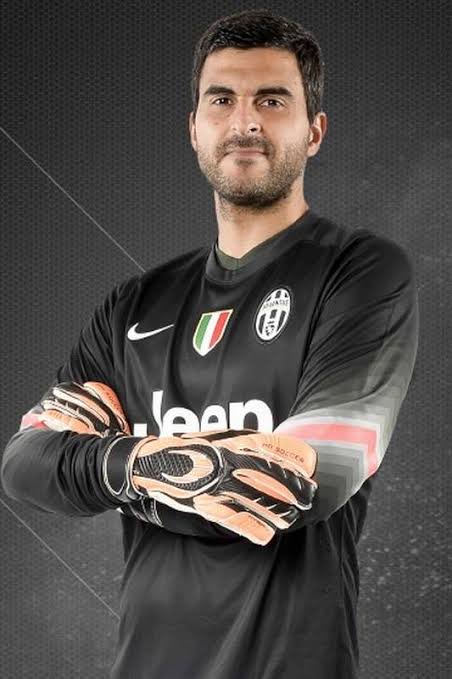 agratz99's tweet photo. #Vicario non è sicuramente scarso ma non è un nome in grado di scaldare la tifoseria. Quando avevamo lui erano tempi decisamente migliori: https://t.co/42g9zTHef4