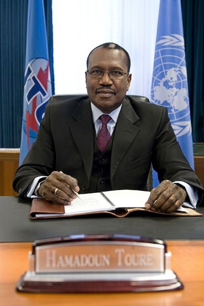 IrisNews_'s tweet photo. 🇧🇮 Le Burundi recrute une pointure panafricaine du numérique. Dr Hamadoun I. Touré, ancien secrétaire général de l’@ITU et ancien ministre malien de la Communication et de l’Économie numérique, devient Conseiller spécial auprès du ministre burundais des Finances, du Budget et de l’Économie numérique, Dr @ndikalain.

Et le profil n’a rien d’ordinaire.

🧠 Ingénieur en télécommunications, Hamadoun Touré compte plus de quarante ans d’expérience dans le secteur. Avant de diriger l’UIT pendant deux mandats, de 2007 à 2014, il avait été à la tête de son Bureau de développement des télécommunications.

🌍 Il est ensuite passé par Smart Africa, l’une des principales initiatives continentales consacrées à la transformation numérique, avant de devenir ministre de la Communication et de l’Économie numérique du Mali.

📑 À Bujumbura, il ne vient pas simplement ajouter une ligne à son CV ni distribuer quelques recommandations générales. Selon les informations obtenues par @IrisNews_, il devrait intervenir sur plusieurs chantiers sensibles : cadre juridique des TIC, fiscalité du haut débit, gouvernance du numérique, coordination institutionnelle et identification des projets structurants.

🏛️ Autrement dit, il est attendu sur les sujets qui déterminent si les ambitions numériques du Burundi resteront sur le papier ou déboucheront sur des réalisations concrètes.

💼 Le choix du profil en dit donc beaucoup. Pour accélérer sa transformation numérique, Bujumbura semble vouloir s’appuyer sur des experts capables de naviguer entre technologie, politiques publiques et institutions internationales.

👀 Et Hamadoun Touré pourrait ne pas venir seul. D’après les informations à la disposition d’@IrisNews_, il ne serait que le premier d’une série d’experts de haut niveau appelés à accompagner l’administration burundaise sur plusieurs dossiers stratégiques.

Une question reste toutefois ouverte : le Burundi parviendra-t-il à transformer cette expertise internationale en réformes visibles, en transfert de compétences et, surtout, en résultats concrets pour son économie ?

C’est là que l’arrivée d’une « pointure » devra faire la différence.

#Burundi #IrisNews