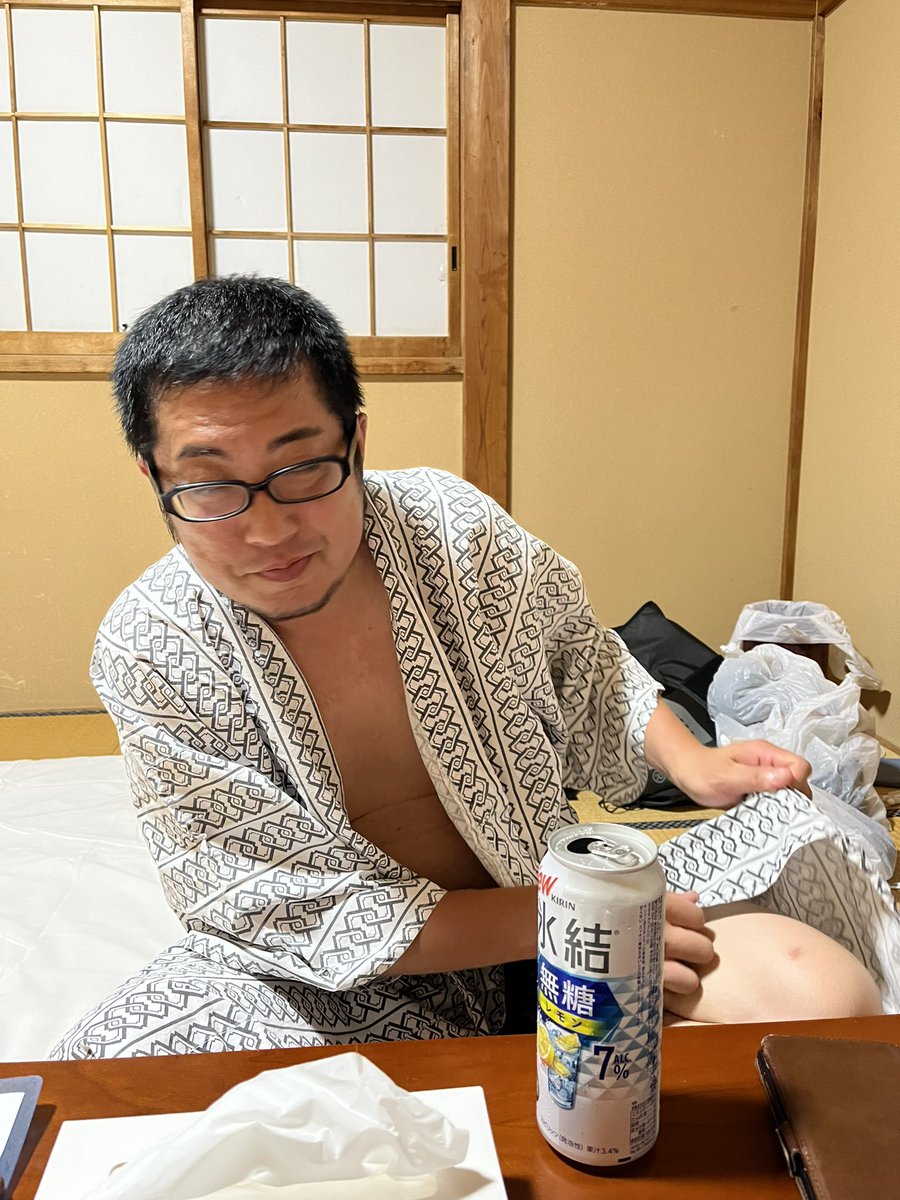 PinkShohei's tweet photo. 宿に帰って飲んでる

#トークライブ一夜干し https://t.co/g6ky2NukrA