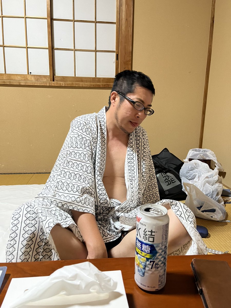 PinkShohei's tweet photo. 宿に帰って飲んでる

#トークライブ一夜干し https://t.co/g6ky2NukrA