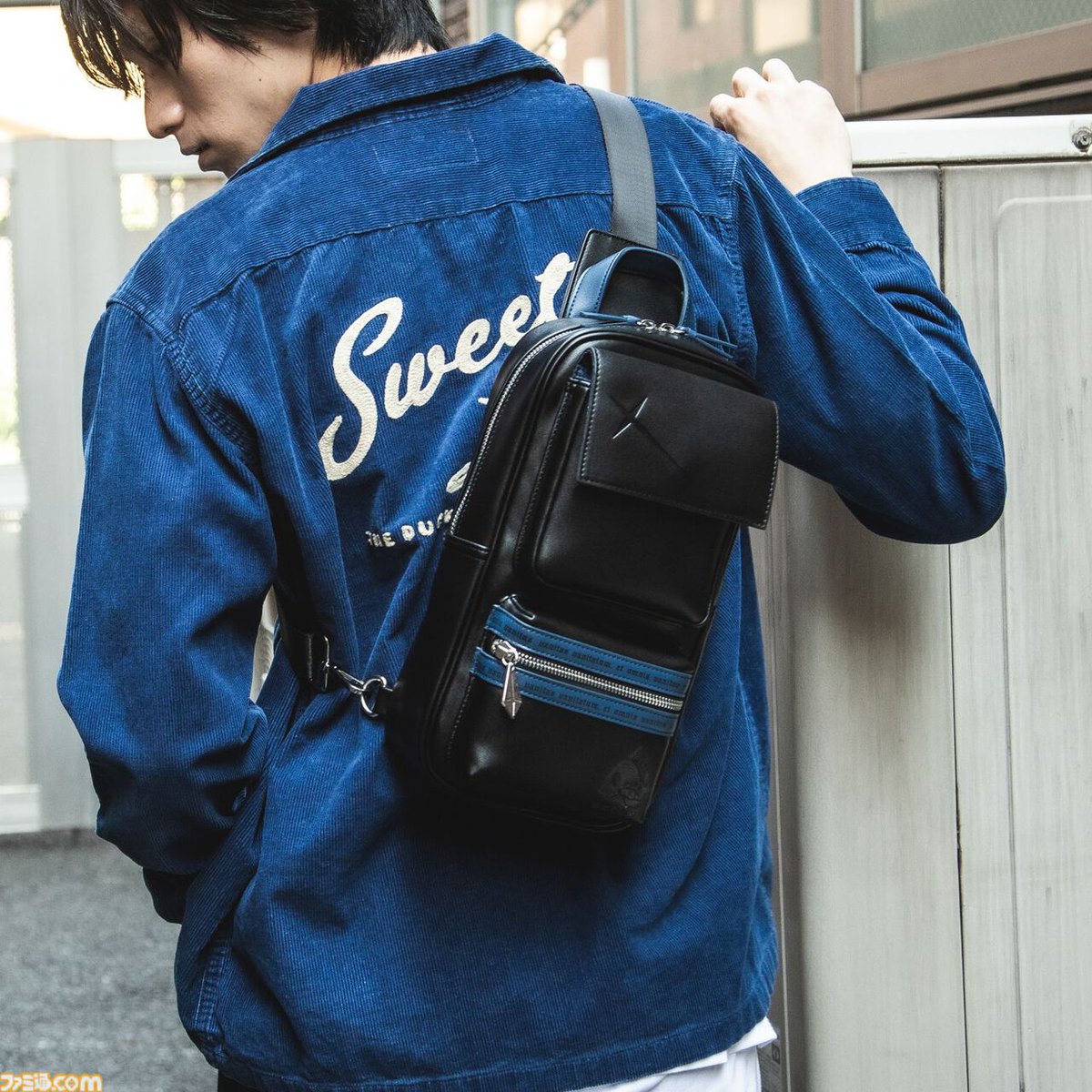 famitsu's tweet photo. 『ブルアカ』サオリ、アツコ、ヒヨリ、ミサキ、スバルをイメージしたボディバッグ＆長財布が本日（8/17）予約開始
https://t.co/WBmKbTrmZr

アリウス分校の校章や腕章、「vanitas vanitatum, et omnia vanitas」をデザイン。5人それぞれのヘイローがあしらわれ、黒が基調なので普段使いもしやすい。 https://t.co/fr0lw8jewm