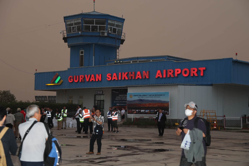 Mongoliapost's tweet photo. “Gurvansaikhan” Airport in Umnugobi aimag has successfully received the first international flight connecting Matsumoto City in Nagano Prefecture, Japan, and Dalanzadgad.Over 80 Japanese tourists arrived on the inaugural flight to travel through the Gobi. https://t.co/1xI18OB3y6