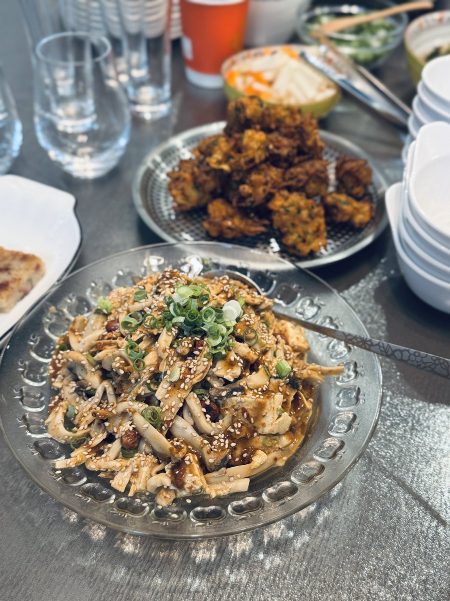 hanedablog's tweet photo. 昨日、友達のお家で
ホームパーティ🥳

大根餅、棒棒鶏、滷肉飯など、
お料理の数々はもちろん、
なんと手作りのエッグタルトと
香港のパイナップルパン（菠蘿包）♡まで
振る舞ってもらいました🥰
サクサクふわふわで
本場の味👍

心も胃袋も満たされた
最高に楽しい週末でした。

ありがとう〜🧡 https://t.co/Zw1RcVXLII