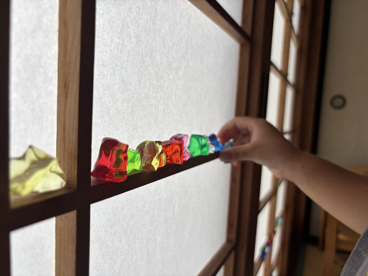 bonsaisaibon's tweet photo. 実家の障子でこんな遊びをしていた。
素敵だなあ☺️ https://t.co/e7pHM2rX2k