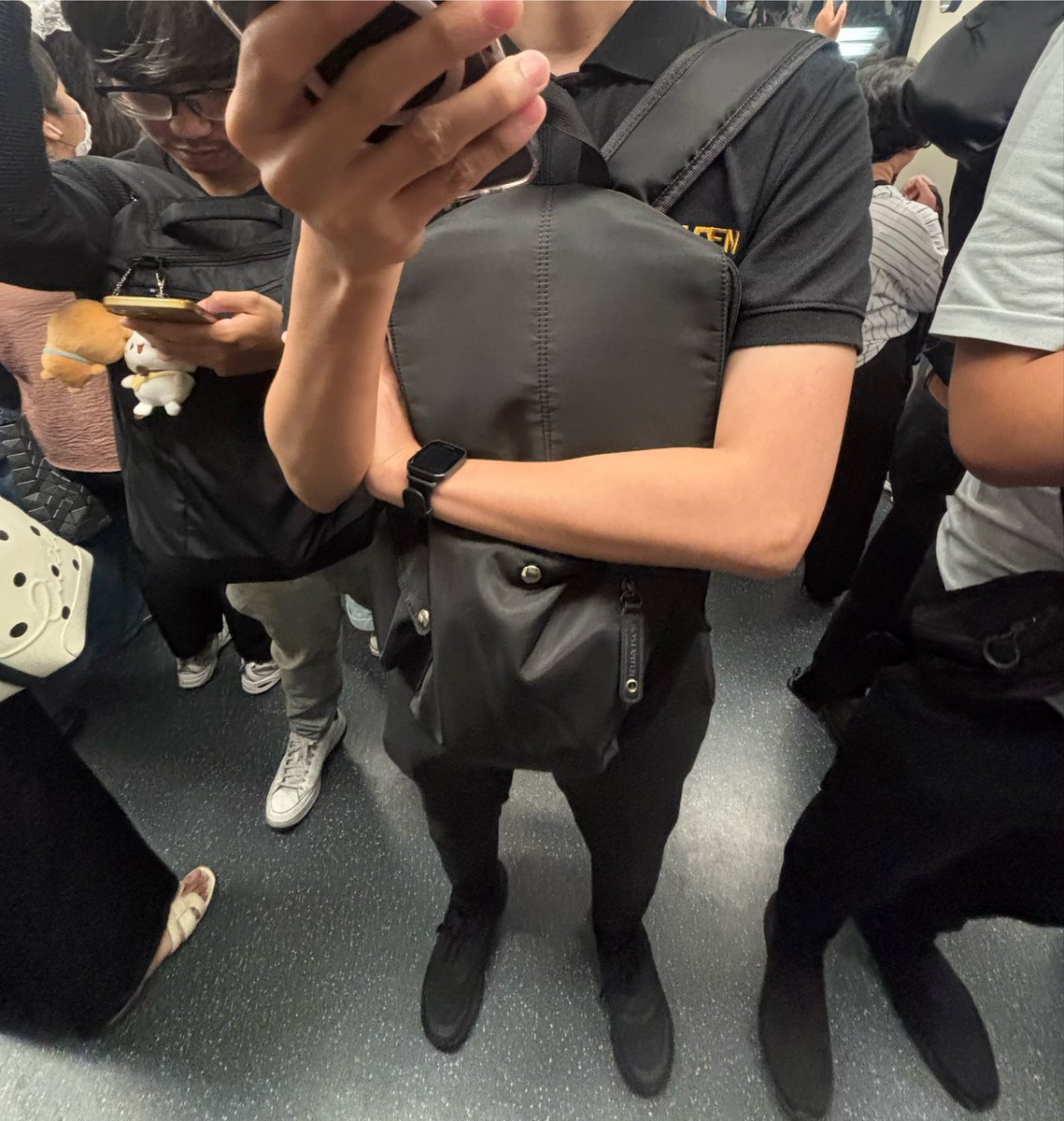 Cnxnt_nt's tweet photo. ขออนุญาติตามหาคนในรูป🥺แยกกันที่MRTเตาปูน อีกนิดจะได้ชิดกันแล้ว #MRTเตาปูน https://t.co/d4bewcNhhB