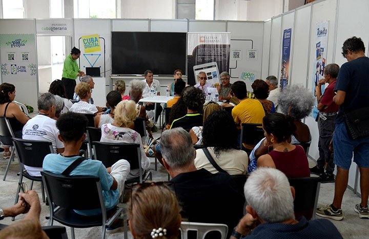 DrRobertoMOjeda's tweet photo. Ayer fue clausurada la Feria Internacional del Libro, dedicada  a los #100AñosConFidel. El #BloqueoGenocida y el criminal cerco energético no van a impedirnos el placer de la lectura. #CubaVencerá https://t.co/aTESjOjyYc