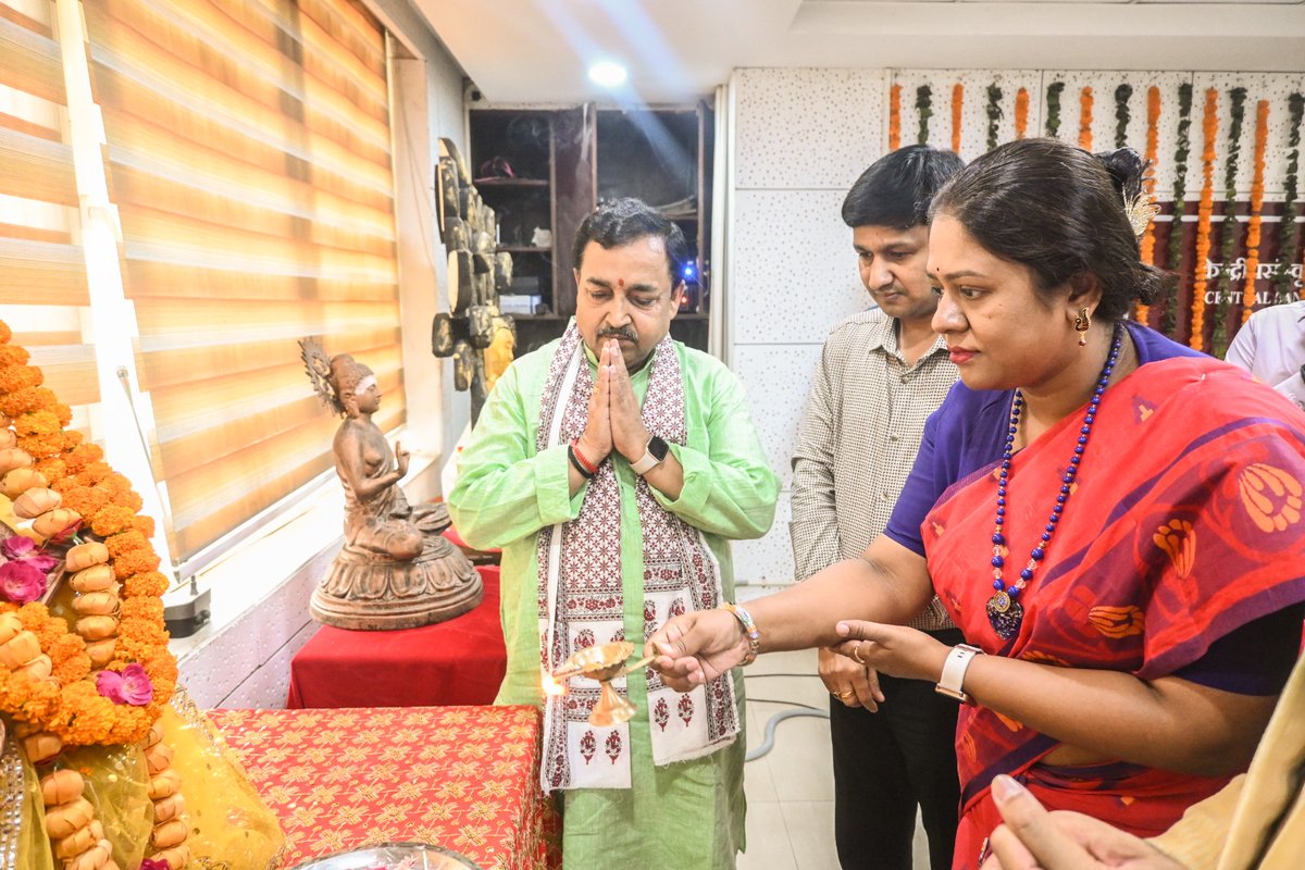 CentralSanskrit's tweet photo. वेद से लेकर आयुर्वेद, शास्त्र से सिविल सेवा तक संस्कृत विद्यार्थियों के लिए खुल रहे अवसरों के नए द्वार, संस्कृत को जनभाषा बनाना समय की आवश्यकता प्रो. मदन मोहन झा संस्कृतसप्ताहोत्सव-2026 का शुभारंभ

मुख्य अतिथि प्रो. मदन मोहन झा, कुलगुरु, जगद्गुरु रामानन्दाचार्य राजस्थान संस्कृत विश्वविद्यालय ने संस्कृत विद्यार्थियों के लिए उभरते अवसरों पर प्रकाश डालते हुए कहा कि आज संस्कृत वेद से आयुर्वेद और शास्त्र से सिविल सेवा तक नए अवसरों के द्वार खोल रही है। उन्होंने संस्कृत को आधुनिक शिक्षा, शोध, तकनीक और रोजगार से जोड़ने तथा जनभाषा बनाने की आवश्यकता पर बल दिया।

विशिष्ट अतिथि प्रो. रंजन त्रिपाठी, छात्र कल्याण अधिष्ठाता, दिल्ली विश्वविद्यालय ने संस्कृत को अध्ययन की भाषा से आगे बढ़ाकर जनभाषा बनाने का आह्वान किया।

अध्यक्षीय उद्बोधन में प्रो. ललित कुमार त्रिपाठी, शैक्षणिक अधिष्ठाता, केंद्रीय संस्कृत विश्वविद्यालय ने संस्कृत की ज्ञान-संपदा को आधुनिक ज्ञान-विज्ञान, तकनीक और युवा पीढ़ी से जोड़ने पर बल दिया।

प्रो. लीना सक्करवाल, छात्र कल्याण अधिष्ठाता, केंद्रीय संस्कृत विश्वविद्यालय ने स्वागत एवं प्रास्ताविक वक्तव्य प्रस्तुत करते हुए संस्कृतसप्ताहोत्सव के उद्देश्यों पर प्रकाश डाला और संस्कृत को भारतीय ज्ञान-परंपरा की समृद्ध वाहक बताते हुए इसे ज्ञान-विज्ञान की भाषा के रूप में विकसित करने की आवश्यकता रेखांकित की।

कार्यक्रम में प्रो. आर.जी. मुरलीकृष्ण, कुलसचिव सहित विश्वविद्यालय के आचार्य, अधिकारी, शोधार्थी एवं विद्यार्थी उपस्थित रहे।

📅 18–25 अगस्त | संस्कृत के विविध महोत्सव

@shrivarakhedi @ragamuki @mmjha_44 

#संस्कृतसप्ताहोत्सव2026 #CentralSanskritUniversity #Sanskrit #संस्कृत #SanskritForAll #IndianKnowledgeTradition