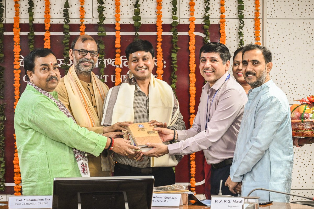 CentralSanskrit's tweet photo. वेद से लेकर आयुर्वेद, शास्त्र से सिविल सेवा तक संस्कृत विद्यार्थियों के लिए खुल रहे अवसरों के नए द्वार, संस्कृत को जनभाषा बनाना समय की आवश्यकता प्रो. मदन मोहन झा संस्कृतसप्ताहोत्सव-2026 का शुभारंभ

मुख्य अतिथि प्रो. मदन मोहन झा, कुलगुरु, जगद्गुरु रामानन्दाचार्य राजस्थान संस्कृत विश्वविद्यालय ने संस्कृत विद्यार्थियों के लिए उभरते अवसरों पर प्रकाश डालते हुए कहा कि आज संस्कृत वेद से आयुर्वेद और शास्त्र से सिविल सेवा तक नए अवसरों के द्वार खोल रही है। उन्होंने संस्कृत को आधुनिक शिक्षा, शोध, तकनीक और रोजगार से जोड़ने तथा जनभाषा बनाने की आवश्यकता पर बल दिया।

विशिष्ट अतिथि प्रो. रंजन त्रिपाठी, छात्र कल्याण अधिष्ठाता, दिल्ली विश्वविद्यालय ने संस्कृत को अध्ययन की भाषा से आगे बढ़ाकर जनभाषा बनाने का आह्वान किया।

अध्यक्षीय उद्बोधन में प्रो. ललित कुमार त्रिपाठी, शैक्षणिक अधिष्ठाता, केंद्रीय संस्कृत विश्वविद्यालय ने संस्कृत की ज्ञान-संपदा को आधुनिक ज्ञान-विज्ञान, तकनीक और युवा पीढ़ी से जोड़ने पर बल दिया।

प्रो. लीना सक्करवाल, छात्र कल्याण अधिष्ठाता, केंद्रीय संस्कृत विश्वविद्यालय ने स्वागत एवं प्रास्ताविक वक्तव्य प्रस्तुत करते हुए संस्कृतसप्ताहोत्सव के उद्देश्यों पर प्रकाश डाला और संस्कृत को भारतीय ज्ञान-परंपरा की समृद्ध वाहक बताते हुए इसे ज्ञान-विज्ञान की भाषा के रूप में विकसित करने की आवश्यकता रेखांकित की।

कार्यक्रम में प्रो. आर.जी. मुरलीकृष्ण, कुलसचिव सहित विश्वविद्यालय के आचार्य, अधिकारी, शोधार्थी एवं विद्यार्थी उपस्थित रहे।

📅 18–25 अगस्त | संस्कृत के विविध महोत्सव

@shrivarakhedi @ragamuki @mmjha_44 

#संस्कृतसप्ताहोत्सव2026 #CentralSanskritUniversity #Sanskrit #संस्कृत #SanskritForAll #IndianKnowledgeTradition