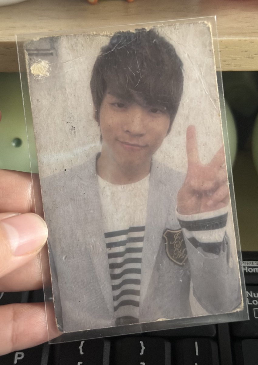 jonghyyun's tweet photo. me and my 16 year old beat up jonghyun photocard againts the world https://t.co/RaE2lQ1zGc