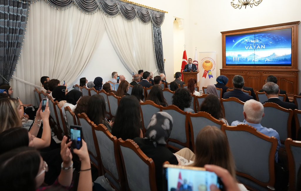 Yusuf__Tekin's tweet photo. 📍Ankara

Ankara Sosyal Bilimler Üniversitesinde Dijital Vatan Akademisi Açılış Programı’na katıldık.

Teknoloji, tarih boyunca insanın tabiatla, üretimle ve bilgiyle kurduğu ilişkiyi dönüştürdü. İçinden geçtiğimiz çağda ise teknolojinin hayatımızdaki etkisi çok daha geniş ve derin bir boyuta ulaştı. Bu dönüşüm, beraberinde yeni riskleri de getirdi. Çocuklarımızı dijital dünyanın risklerine karşı korumak zorundayız.

Bu kapsamda maddi, dijital ve manevi vatan bütünlüğü çerçevesinde nitelikli ve sorumlu içerik üreticileri yetiştirmeyi amaçlayan, bu doğrultuda eğitimler verecek olan Dijital Vatan Akademisini de kıymetli bir çalışma olarak görüyoruz.

Programın gerçekleşmesinde emeği geçen herkese teşekkür ediyor, eğitimlere katılan kıymetli katılımcılara başarılar diliyorum.