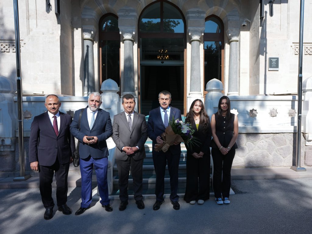 Yusuf__Tekin's tweet photo. 📍Ankara

Ankara Sosyal Bilimler Üniversitesinde Dijital Vatan Akademisi Açılış Programı’na katıldık.

Teknoloji, tarih boyunca insanın tabiatla, üretimle ve bilgiyle kurduğu ilişkiyi dönüştürdü. İçinden geçtiğimiz çağda ise teknolojinin hayatımızdaki etkisi çok daha geniş ve derin bir boyuta ulaştı. Bu dönüşüm, beraberinde yeni riskleri de getirdi. Çocuklarımızı dijital dünyanın risklerine karşı korumak zorundayız.

Bu kapsamda maddi, dijital ve manevi vatan bütünlüğü çerçevesinde nitelikli ve sorumlu içerik üreticileri yetiştirmeyi amaçlayan, bu doğrultuda eğitimler verecek olan Dijital Vatan Akademisini de kıymetli bir çalışma olarak görüyoruz.

Programın gerçekleşmesinde emeği geçen herkese teşekkür ediyor, eğitimlere katılan kıymetli katılımcılara başarılar diliyorum.