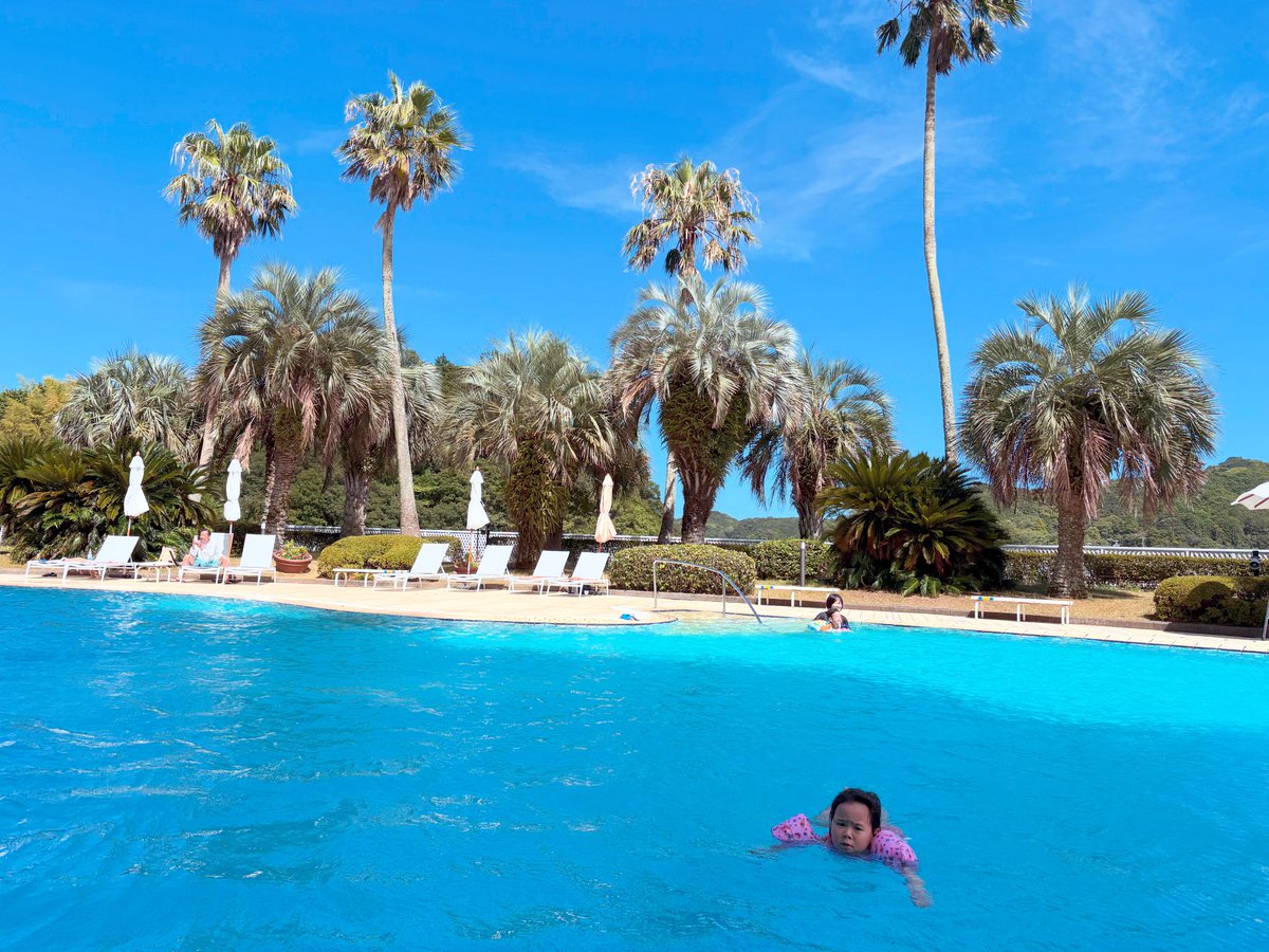 peacemotor's tweet photo. イェーイ南国サイコー🏝️

ウソです
めちゃ近所のプール😭 https://t.co/69YnDZMQz3